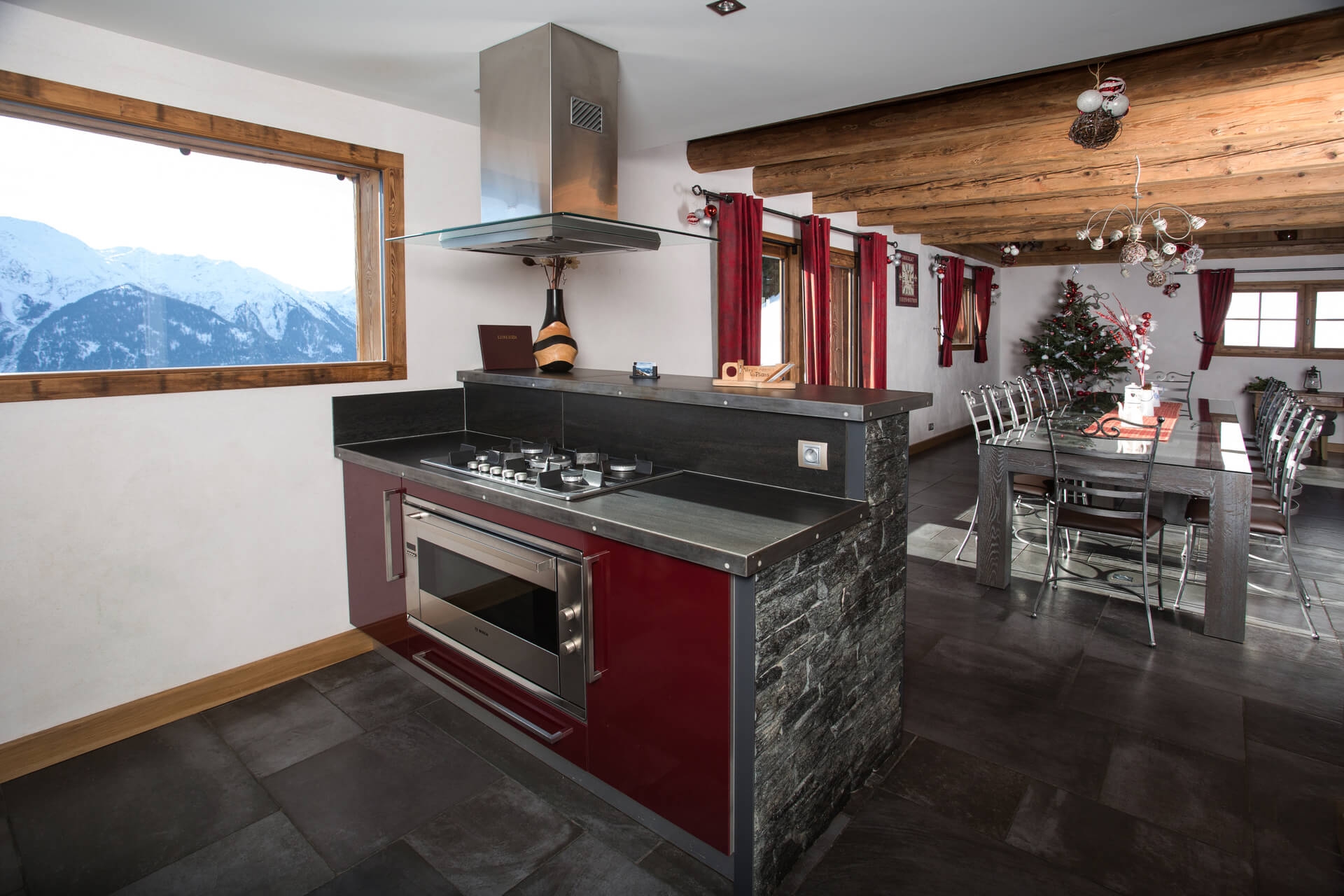cuisine_ouverte_chalet_standing_motagne_les_saisies_alpes_savoie